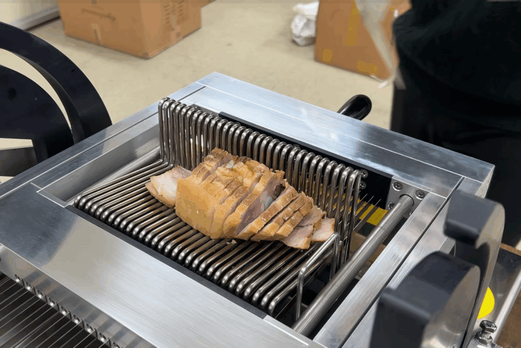 고기세절기로 수육 절단 사진