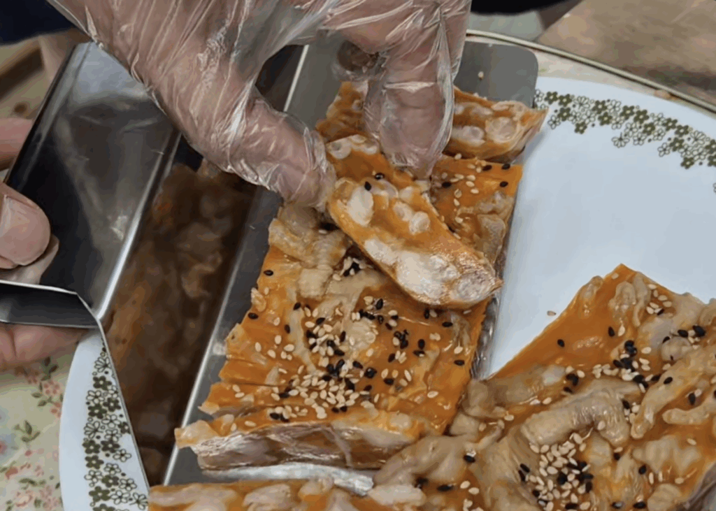 노아기계 이지슬라이서(EZ-210)로 닭발편육 세절한 사진 