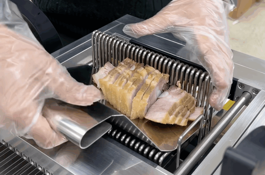 노아기계의 고기슬라이스기계로 수육 세절한 사진