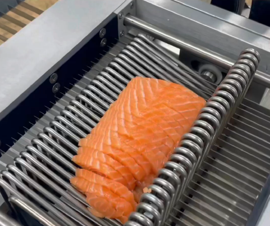 노아기계의 고기슬라이스기계로 연어 세절한 사진