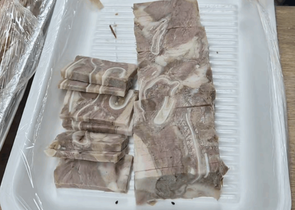 노아기계의 고기슬라이스기계로 편육 세절한 사진