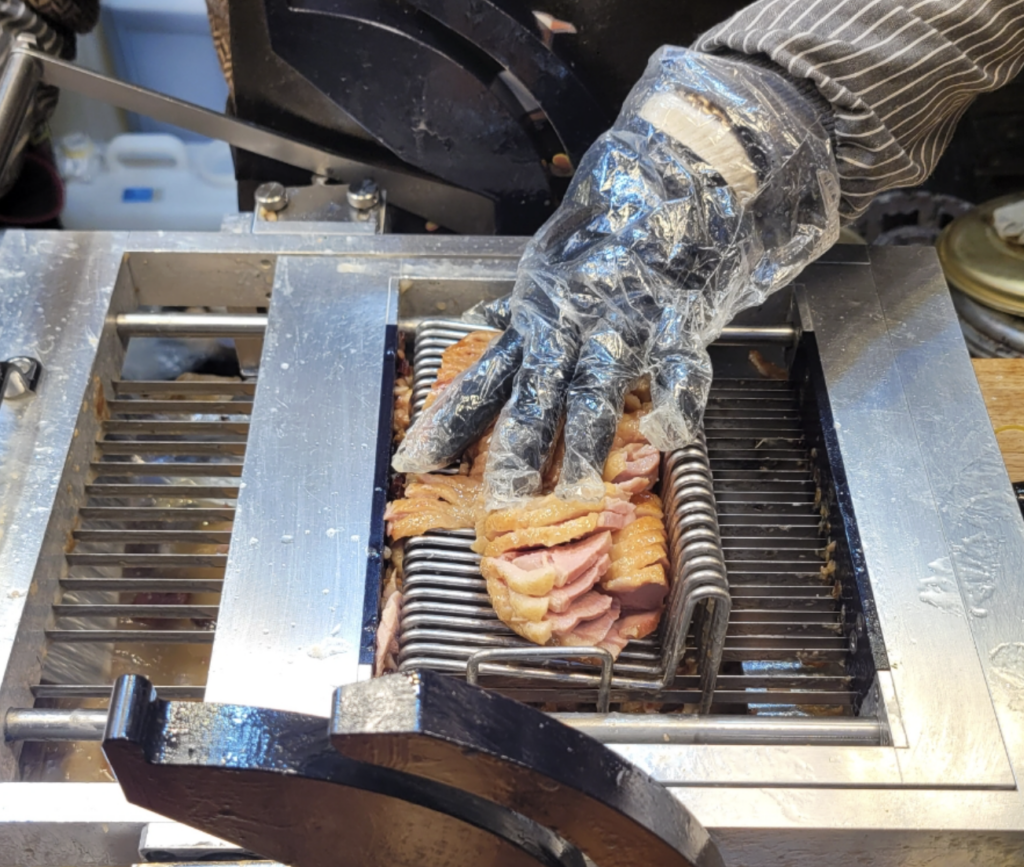 시장에서 사용 중인 훈제오리 슬라이서