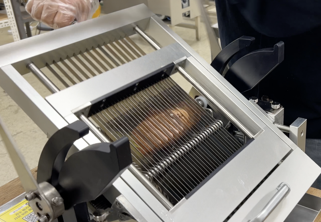 훈제오리 슬라이스 기계 사용방법 사진2