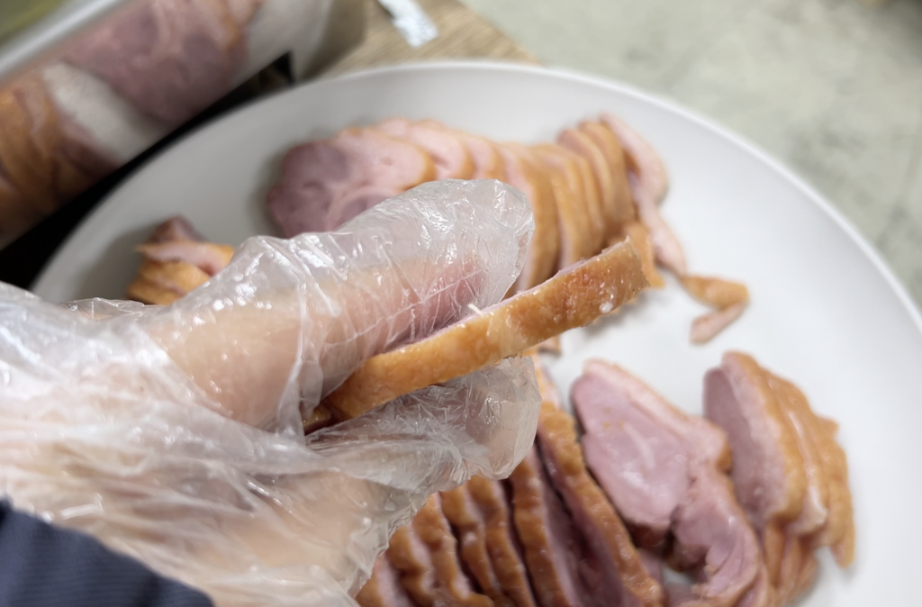 훈제오리 세절기로 절단한 두께 사진