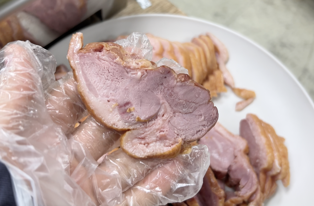 훈제오리 세절기로 절단한 단면 사진