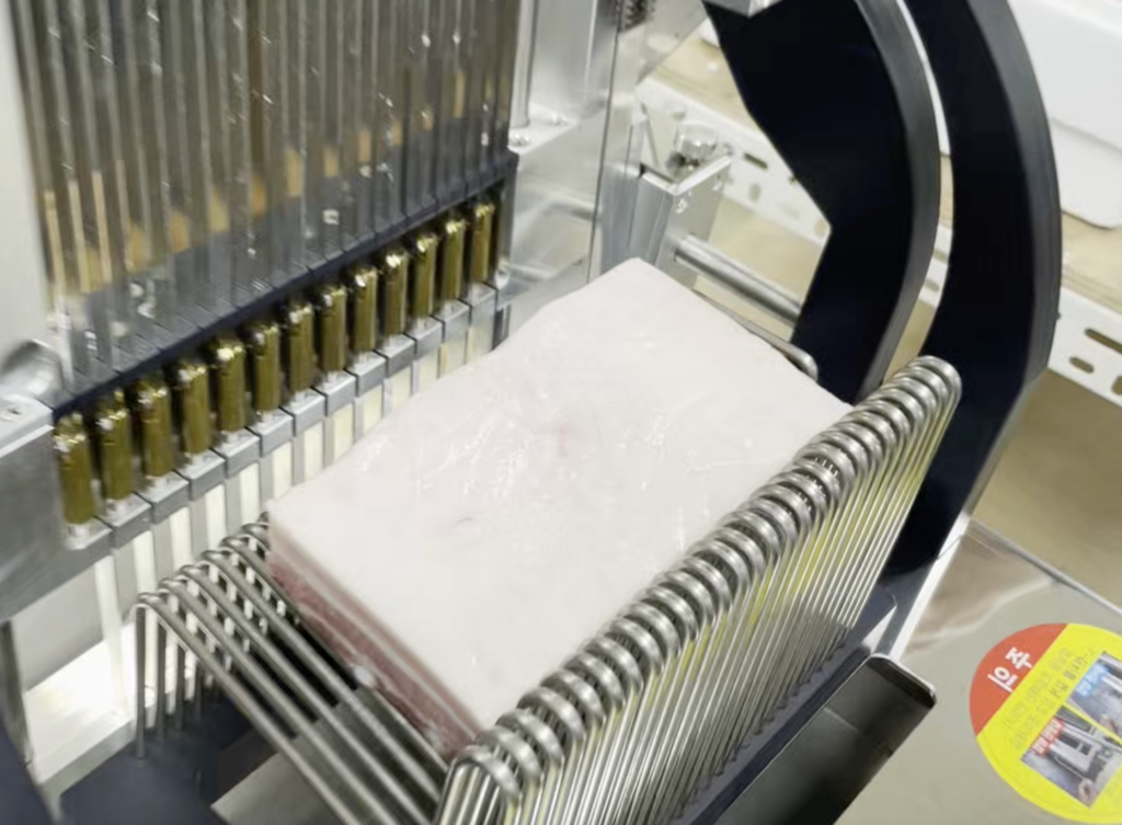 이지슬라이서(EZ-210)으로 생삼겹 세절 전/후 사진 1