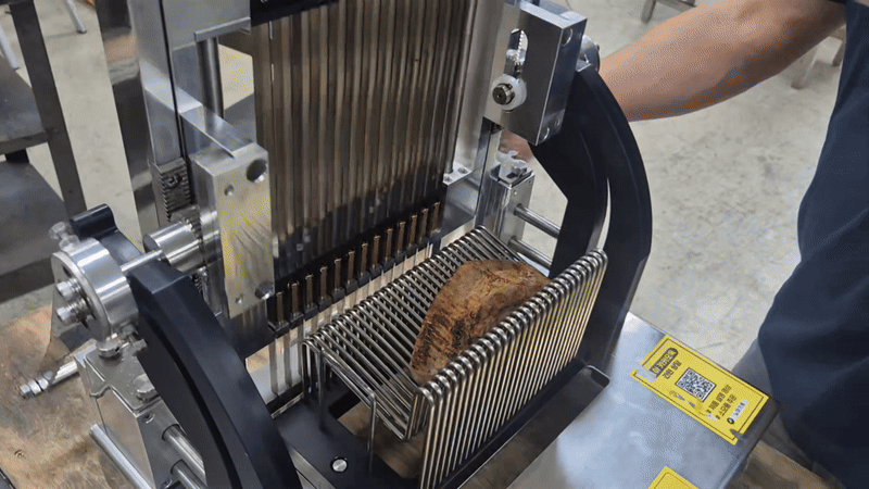 삼겹살써는기계로 초벌삼겹 세절하는 영상