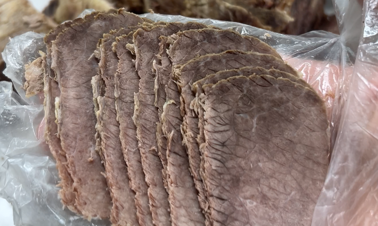 양지고기세절기로 세절한 양지고기 단면