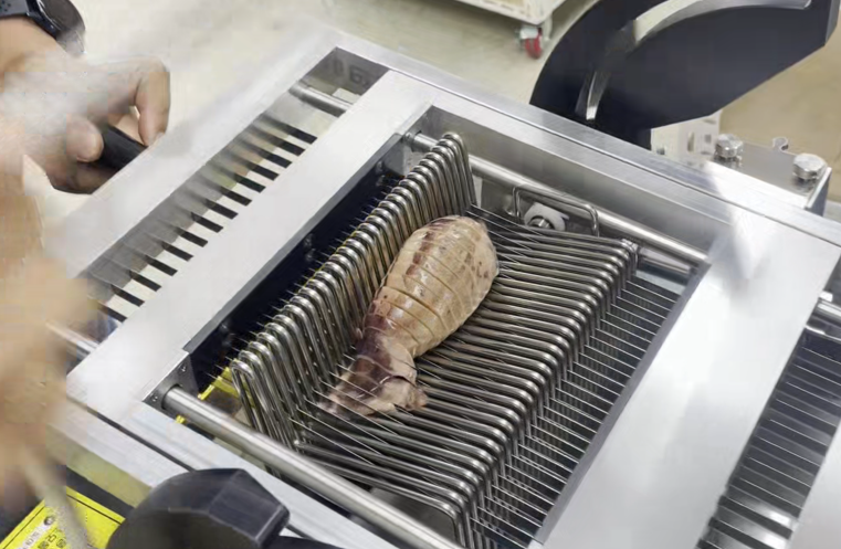 오징어순대 절단기로 오징어순대 세절하는 사진